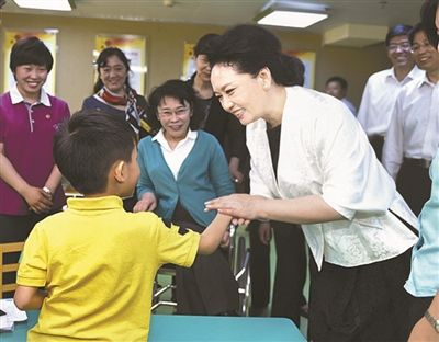 12385全国残疾人服务热线开通 彭丽媛慰问孤