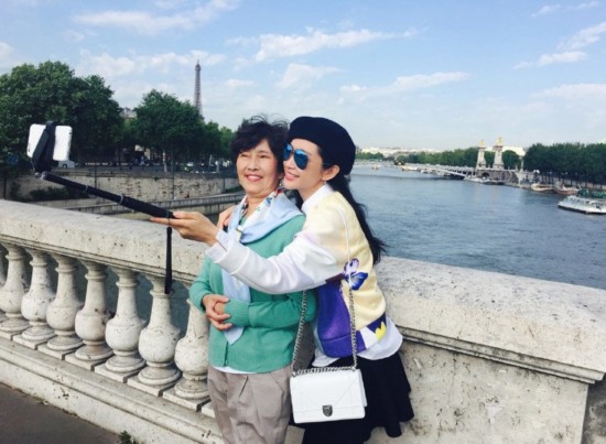 李冰冰带父母游巴黎 一家三口街头自拍