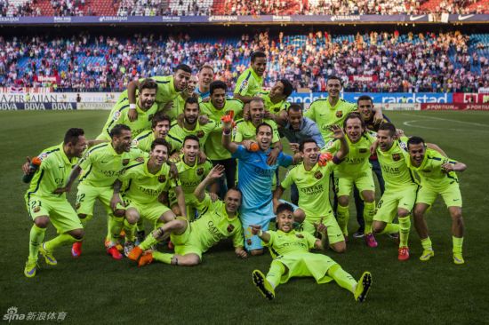 梅西助巴萨绝杀马竞 提前1轮夺西甲冠军(比赛