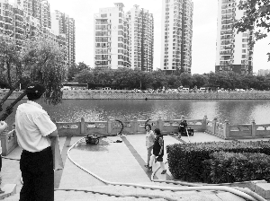 南京阅江楼附近突发火灾 消防队员抽湖水救火