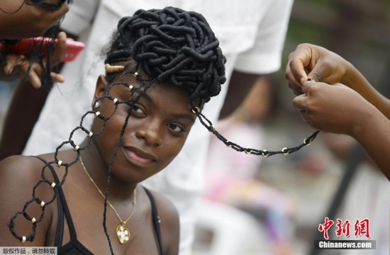 哥伦比亚举办非洲式<em>发型</em>比赛 复杂<em>小辫儿</em>江湖