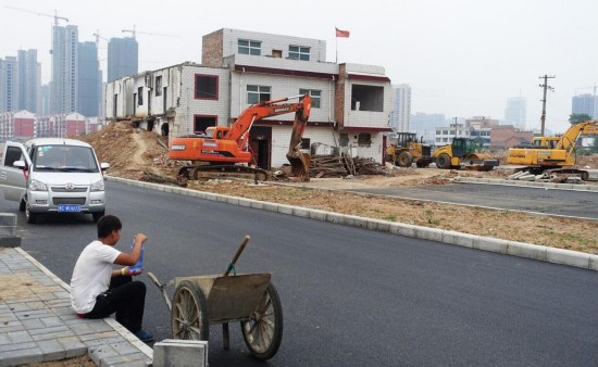 河南洛阳最牛钉子户挂国旗腰斩道路