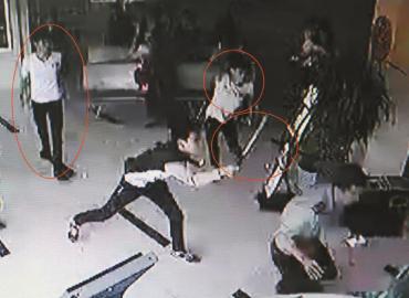 成都保安阻止小伙偷车 3人拿刀冲进银行追砍(图)
