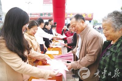 江苏大丰组织法制宣传活动 现场解答市民问题