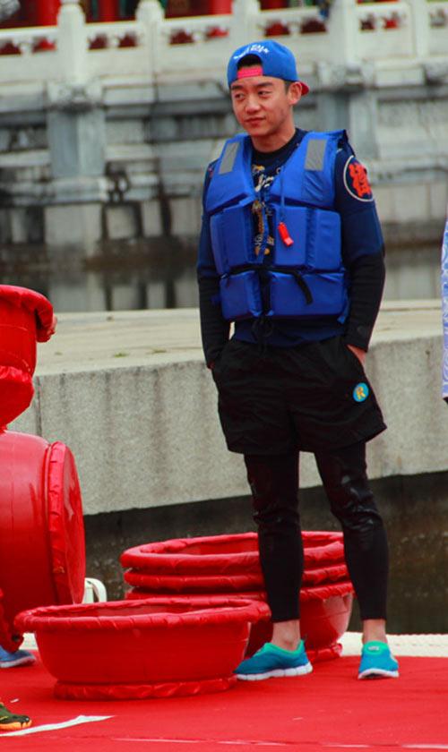 跑男2最新一期上演厂卫特辑 郑恺智勇双全