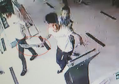 成都保安阻止小伙偷车 3人拿刀冲进银行追砍