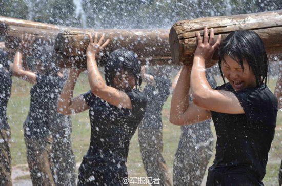 实拍解放军女特种兵残酷训练:蛇群中取枪 泥地