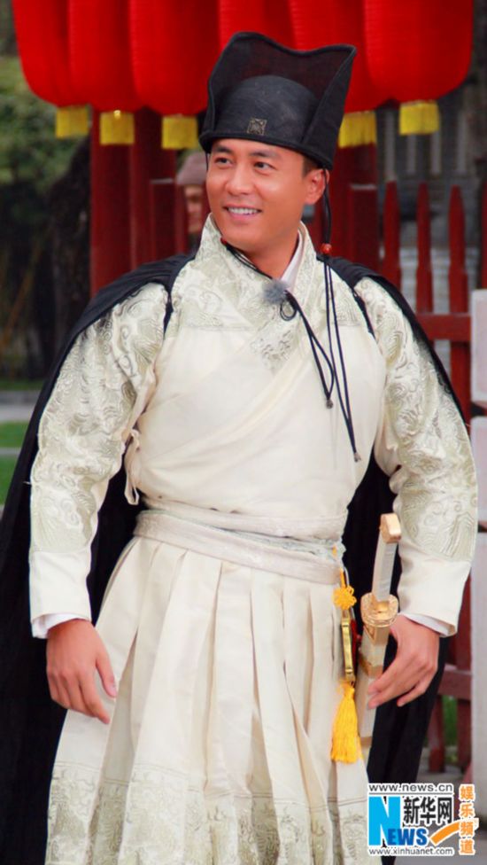 《跑男2》齐进东厂 吴奇隆满脸白面包贝尔变太