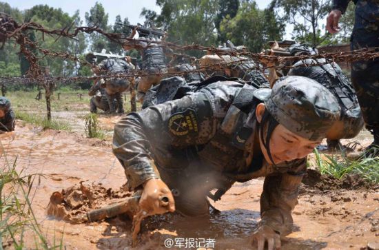 实拍解放军女特种兵残酷训练:蛇群中取枪 泥地