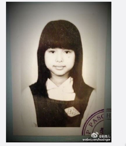 胡杏儿不计前嫌晒童年照支持邓紫棋 获网友盛