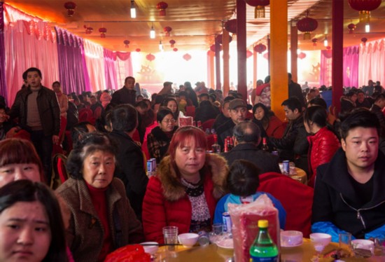 城中村的豪华乡俗婚礼(组图)