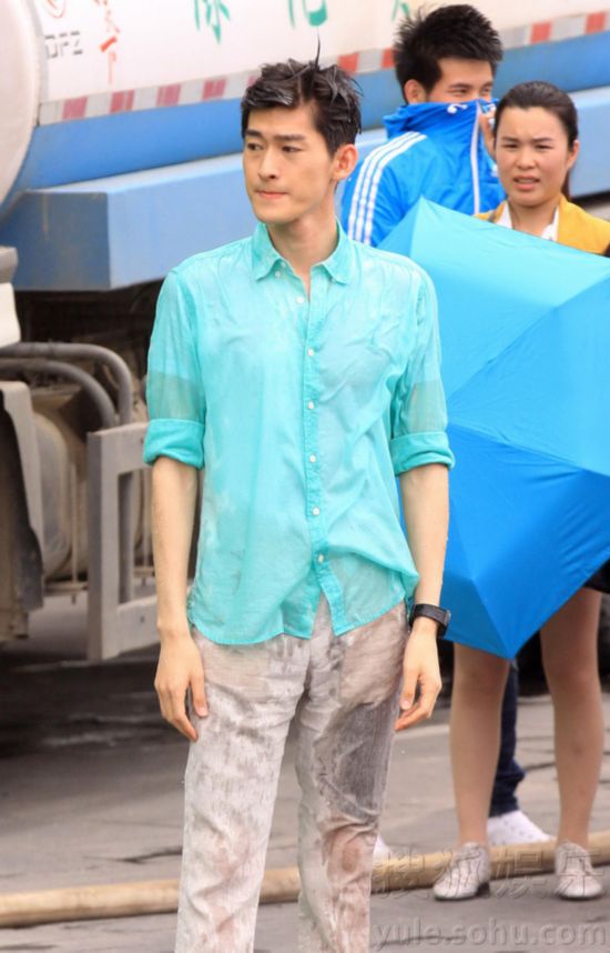 张翰躲媒体避谈恋情 赵丽颖否认介入陈伟霆阿