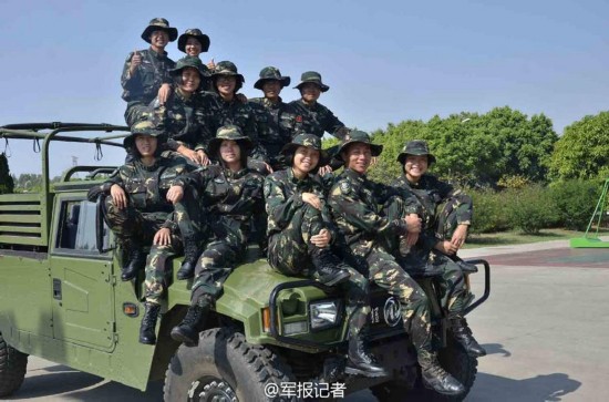 实拍解放军女特种兵残酷训练:蛇群中取枪 泥地