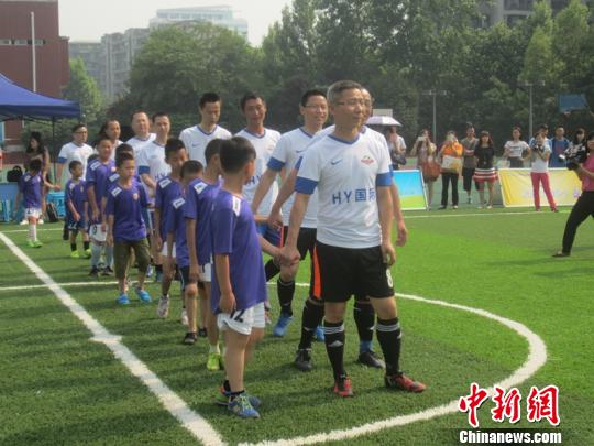 成都首届五人制“DADY”杯校园足球赛开赛
