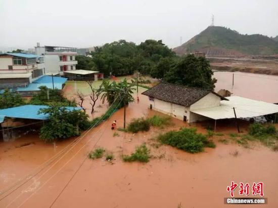 广东韶关发布暴雨红色预警 部分学校停课