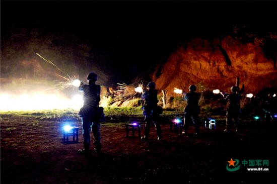 第二炮兵某部组织夜间实弹射击训练