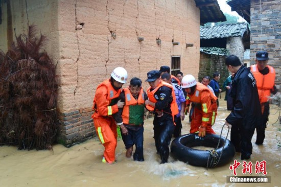 福建三明武警官兵紧急转移被洪水围困儿童