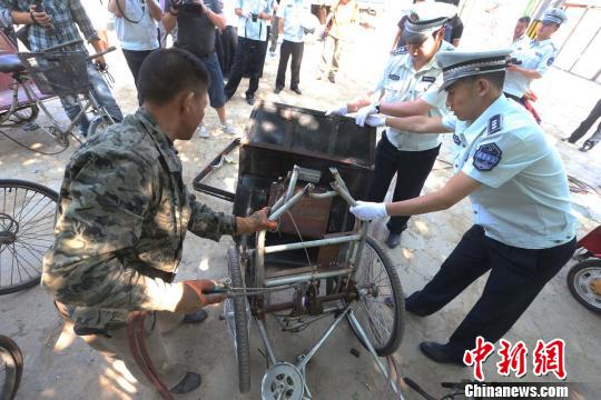 北京黑三轮无照经营坑游客 官方集中销毁百辆