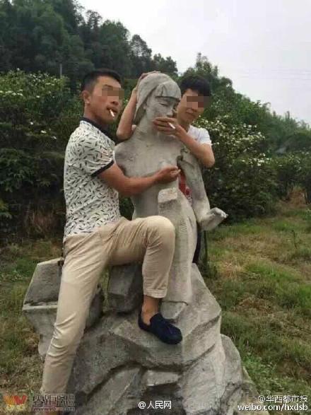 四川宜宾景区妇女雕像遭男子搂抱摸胸(组图)