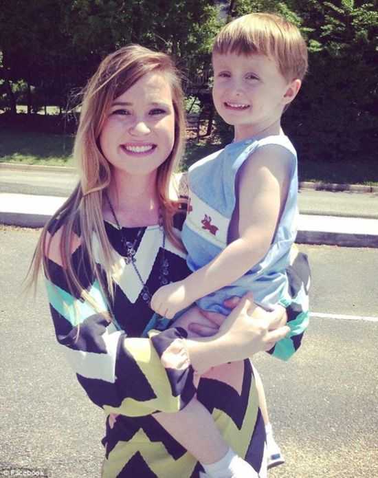 5岁小男孩央求母亲为流浪汉买饭 现场感人(组