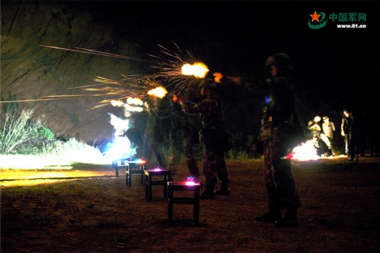 第二炮兵某部组织夜间实弹射击训练