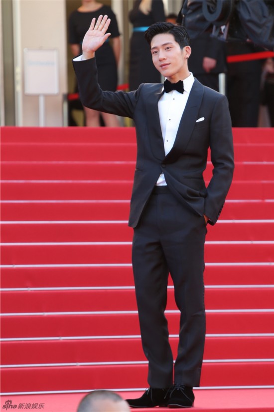 井柏然再战戛纳红毯 劲卷儒雅绅士风