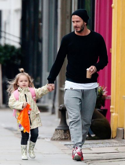 小贝送女儿上学 小七扎苹果头与爸爸对视展甜