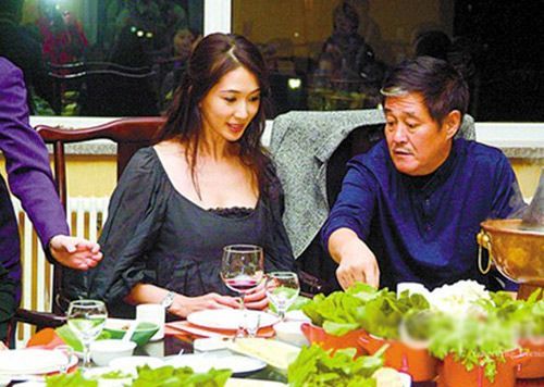 二人转《小两口回门》,尽管宋祖英是第一次唱二人转,但是和老