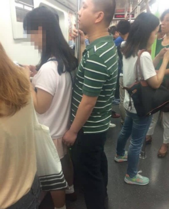 男子地铁伸<em>咸猪手</em>骚扰<em>女孩</em> 被乘客拍照后阻止