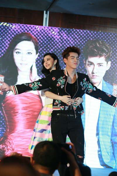 范冰冰公主抱吴亦凡 玩泰坦尼克式浪漫(图)