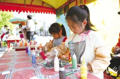 儿童胶画现身江苏大丰 深受小朋友喜爱