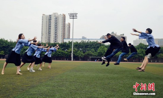 重庆大学生拍民国风毕业照记录校园生活