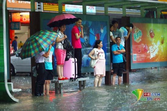 【组图】东莞降大暴雨多地水浸街 积水没膝市