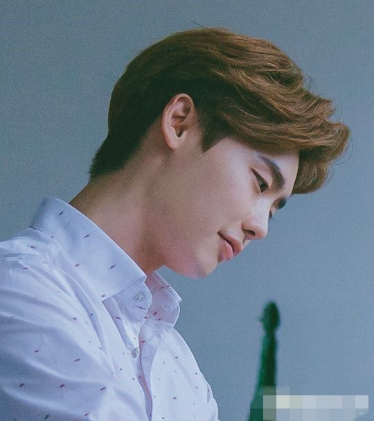 李钟硕变身可爱害羞小男生 向心爱的她告白