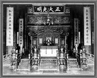 坐在乾清宫中的溥仪