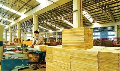 正在忙碌生产的木材加工企业.资料图