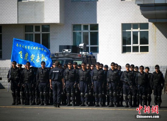 5月21日,新疆乌鲁木齐市公安局特警飞虎突击队在驻地进行110米