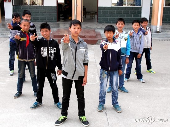 高清组图:陕南偏远山区孩子不一样的毕业照