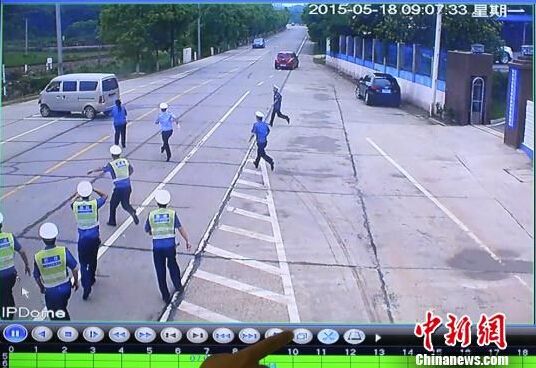 面包车司机为抗罚开车拖行辅警78米(组图)