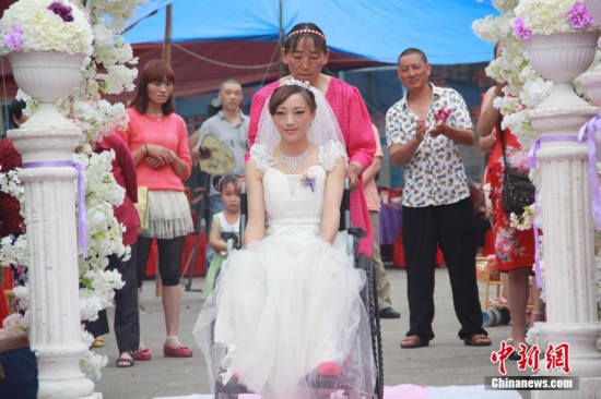 四川截瘫夫妇举办轮椅上的婚礼