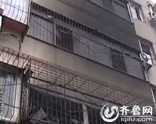 <em>济南王官庄</em>小区一居民家中起火 床头插座引燃