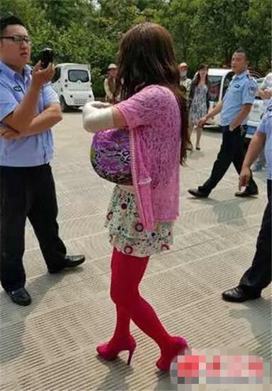 男子扮巨胸女偷窥女性小便 揭街头奇葩人