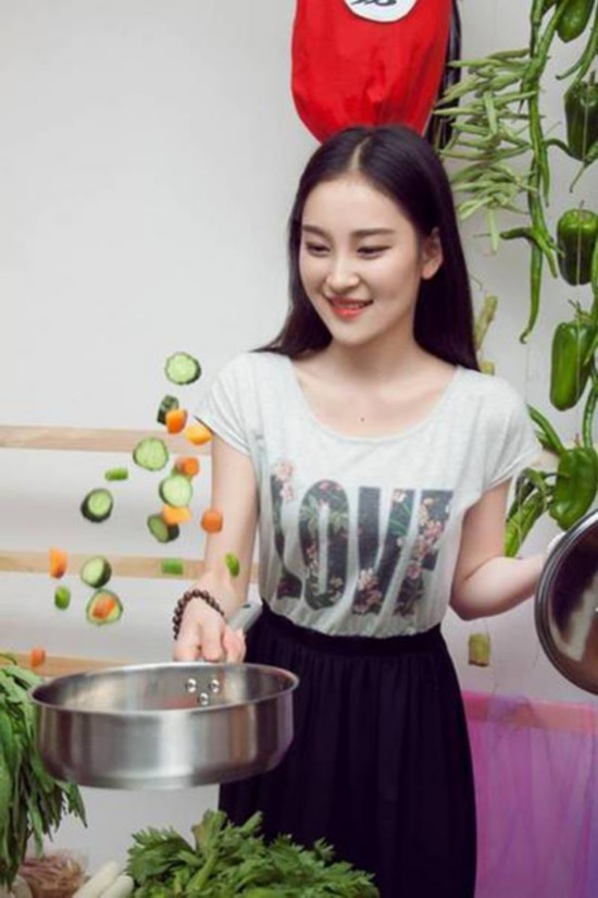 90后最美厨娘照现明星脸 为父亲节练习厨艺(图