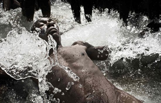 海地伏都教信徒瀑布朝圣 祈求水能冲走厄运(高