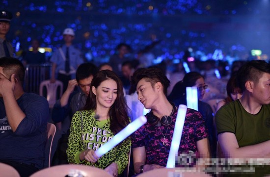 《我们相爱吧》徐璐乔任梁演唱会秀恩爱 (组图