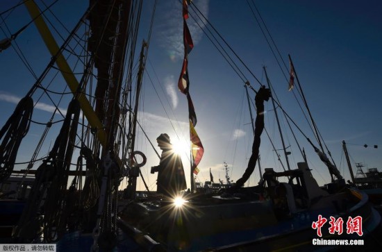 复古小船穿越英吉利海峡 重现二战大撤退场景