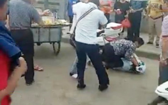 一位知情者说:"当时一个城管和一个老太太争吵了两句话,后面一个