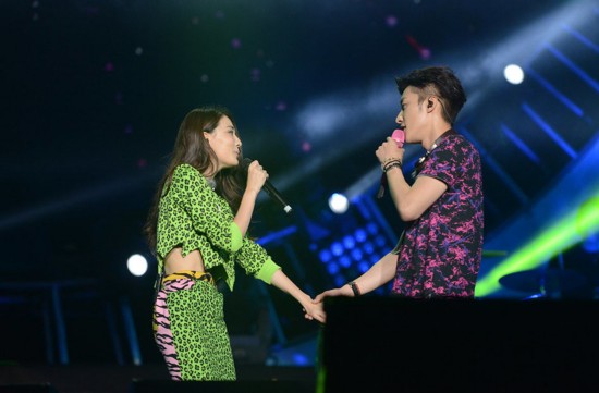《我们相爱吧》徐璐乔任梁演唱会秀恩爱 (组图