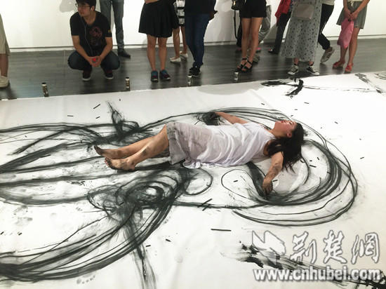 湖北美院女大<em>学生</em>以<em>人体</em>作画 展现女性之美(图