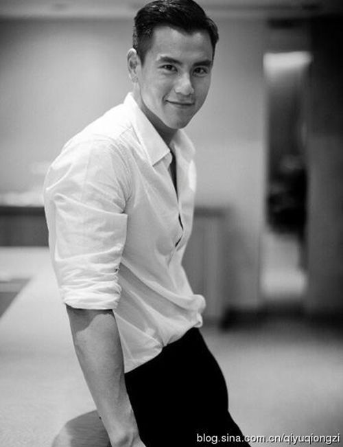 钟汉良秒杀吴亦凡谢霆锋 白衬衫造型帅到没朋